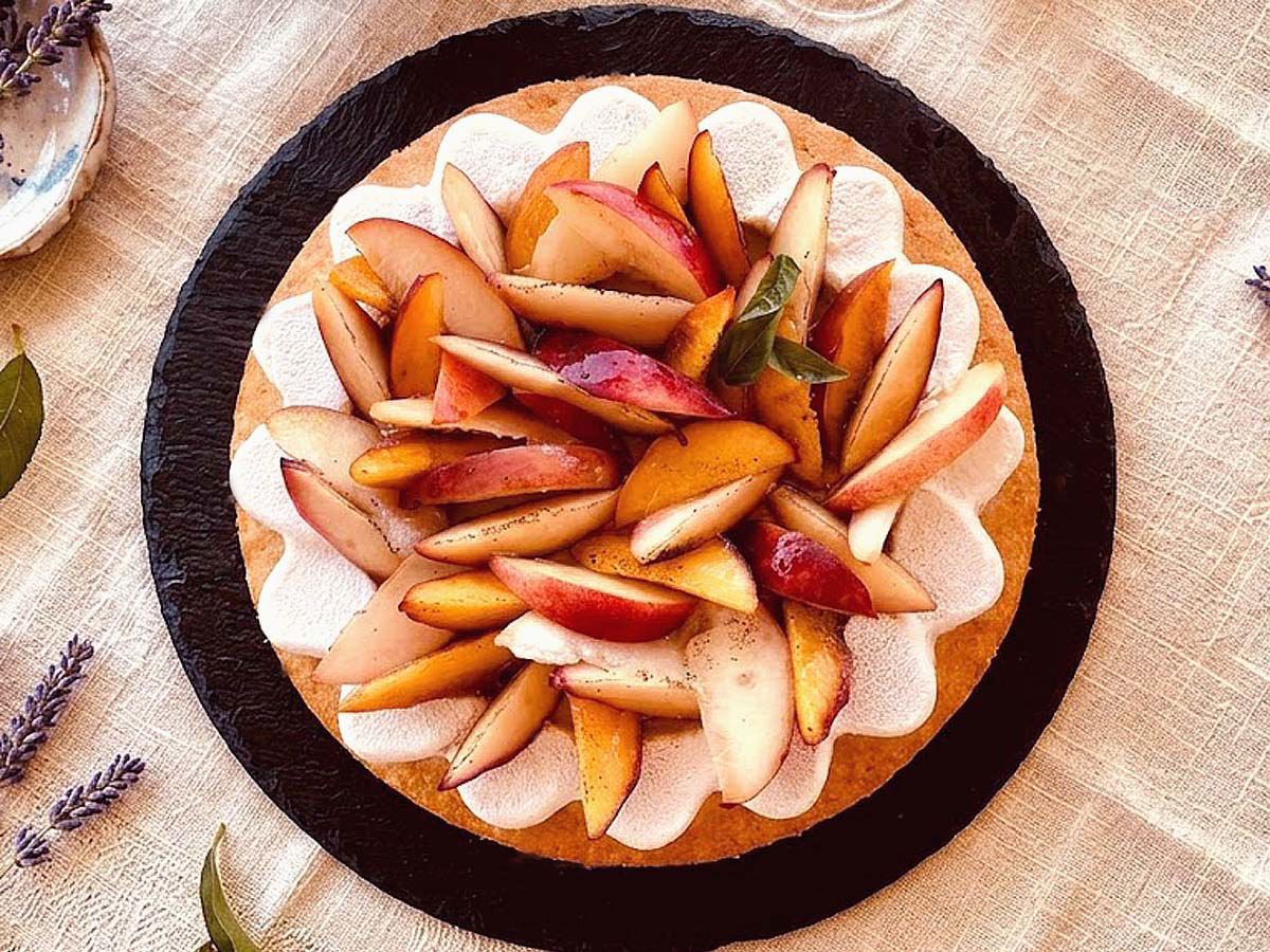 Tarte aux nectarines et à la verveine vue du dessus avec biscuit breton au miel
