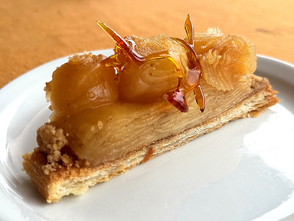 Coupe de la tarte Tatin aux pommes