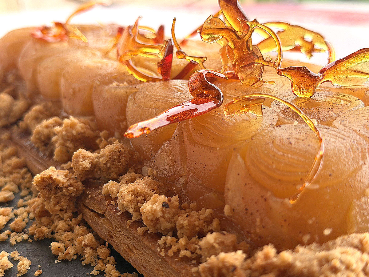 Détail de côté de la tarte Tatin aux pommes