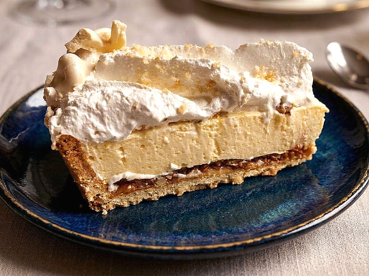 Coupe de la tarte au yuzu avec sa mousse au fromage blanc et sa nougatine