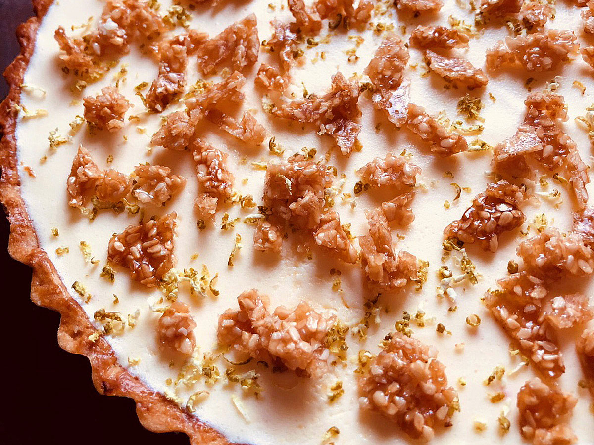 Montage de la tarte au yuzu avec la mousse au fromage blanc