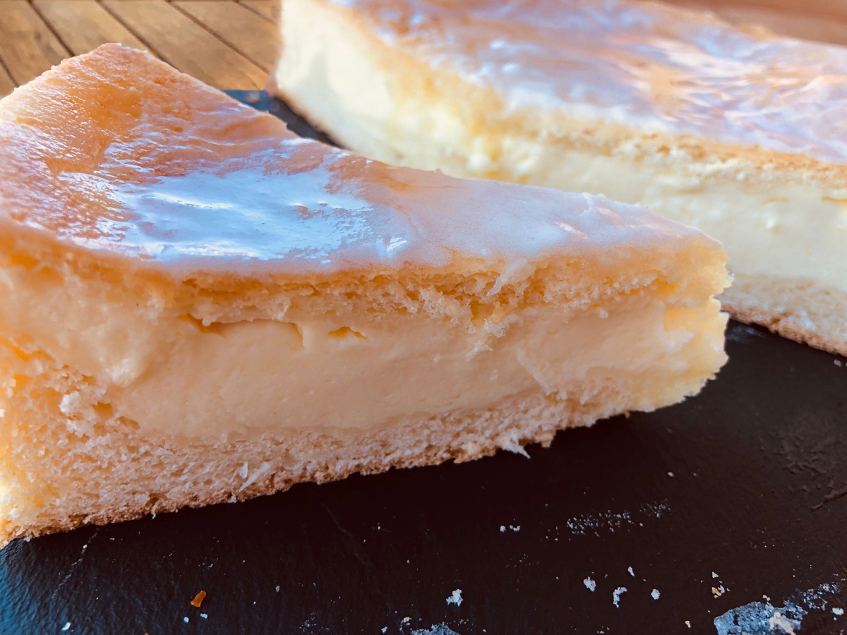 Coupe de pâte levée fourrée révélant la crème pâtissière à la fleur d’oranger