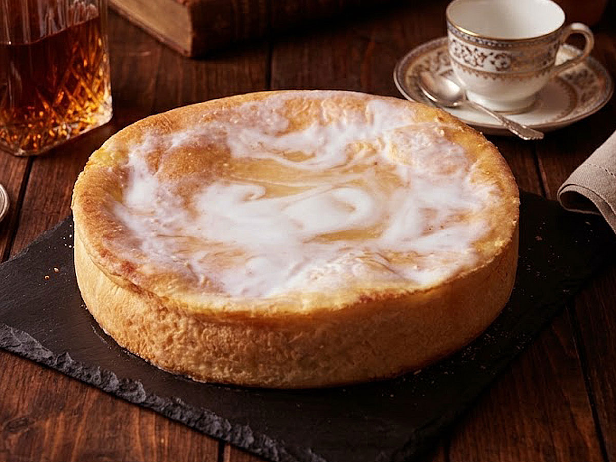 Pâte levée fourrée de crème pâtissière à la fleur d’oranger, gâteau entier posé sur une table