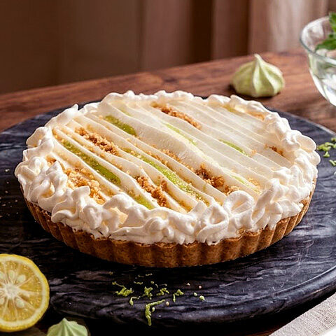 Tarte au yuzu et sésame blanc avec mousse au fromage blanc et meringue italienne
