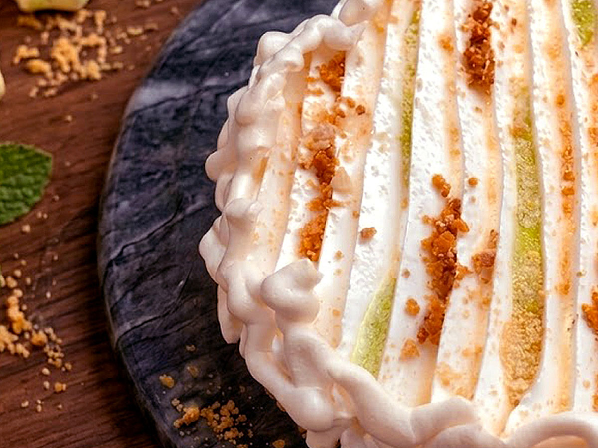 Gros plan sur une tarte au yuzu et au sésame blanc